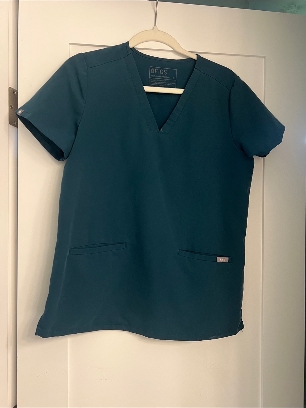 Figs Women's Short Sleeve V-Neck Scrub Top in Teal